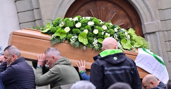 https://www.gazzettadiparma.it/resizer/600/315/true/2026_03_22/Pontida_7-1774179780448.jpg--bossi__al_via_a_pontida_i_funerali.jpg?1774179780822
