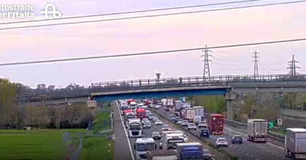 https://www.gazzettadiparma.it/resizer/600/315/true/2026_04_01/coda-1775048616303.jpg--il_traffico_si_intensifica__code_a_tratti_tra_fiorenzuola_e_il_bivio_con_l_autocisa.jpg?1775048616358