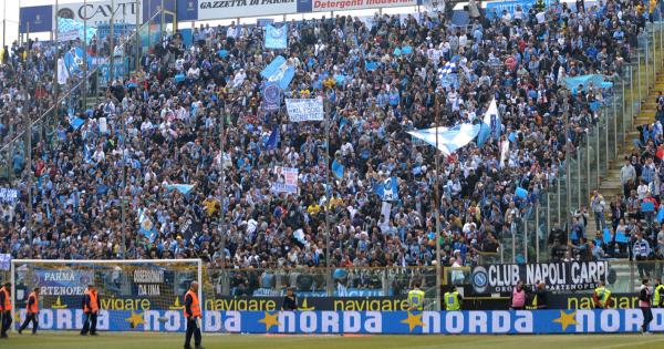 https://www.gazzettadiparma.it/resizer/600/315/true/2026_04_08/napoli_tifosi-1775678173491_1775678204.jpg--settore_ospiti__tutto_esaurito__domenica__i_tifosi_del_napoli_hanno__polverizzato__i_biglietti.jpg?1775678204688