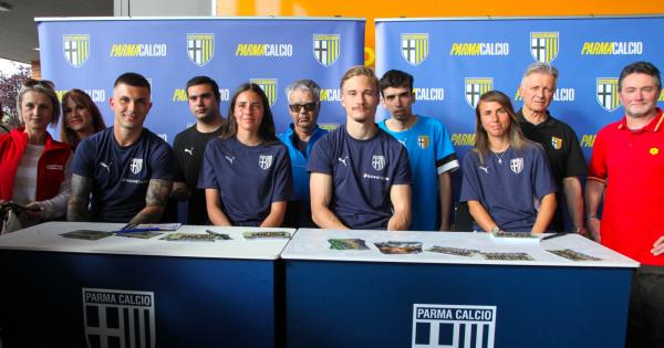 https://www.gazzettadiparma.it/resizer/600/315/true/2026_04_17/parma_calcio_a_felino_(15_di_44)-1776407778051.jpg--i_tifosi_hanno_abbracciato_giocatori_e_giocatrici_del_parma.jpg?1776407778352