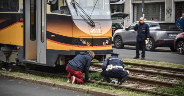 https://www.gazzettadiparma.it/resizer/600/315/true/ansa/2026_02_27/9ac10eae8ec9e4435a13e53020f111db.jpg--un_tram_deraglia_e_investe_alcune_persone_a_milano.jpg