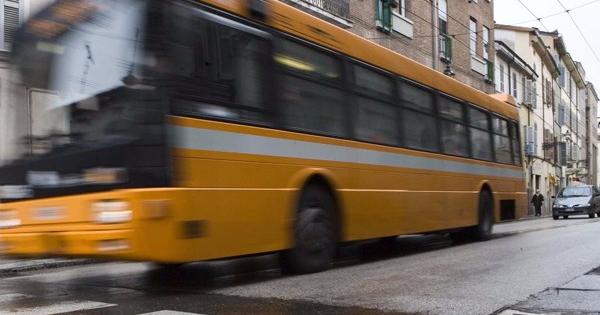 https://www.gazzettadiparma.it/resizer/600/315/true/gn4/4430/GN4_DAT_4430195.jpg--festivita_natalizie__piu_autobus_in_citta__soprattutto_nel_pomeriggio___in_alcuni_giorni_corse_gratuite.jpg