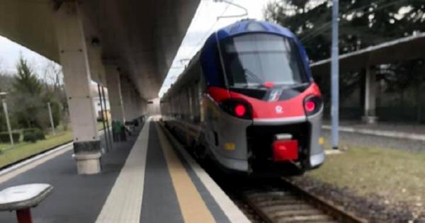 https://www.gazzettadiparma.it/resizer/600/315/true/gn4/48669/GN4_DAT_48669339.jpg--gli_rubano_lo_zaino_sul_treno_e_gli_mangiano_anche_il_pranzo.jpg