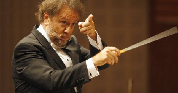 Suona un telefonino, Chailly interrompe il concert &hellip;