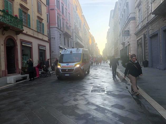 Gente in strada nelle strade del centro di Ancona per le scosse di terremoto