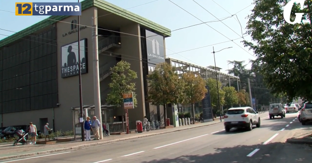 Verificatori aggrediti a bordo di un bus: due feriti, straniero in fuga - Video