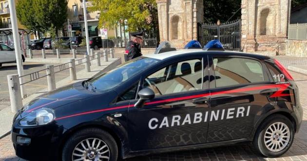 Collecchio: viene tradito dalla geolocalizzazione di un telefono rubato il giorno prima a Parma. All’interno di casa i carabinieri scoprono altri 6 telefoni di dubbia provenienza e un piccolo laborato