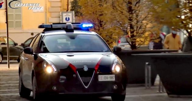 Dorme in un cassonetto dei rifiuti e viene scambiato per un cadavere da un passante. Arrestato 30enne straniero, espulso nel 2023 e rientrato irregolarmente in Italia.