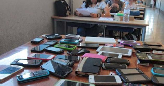 In Umbria tutti a scuola ma senza cellulari, anche i prof