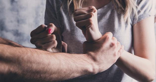 Cercò di strangolare la compagna: condannato a 8 anni e 8 mesi