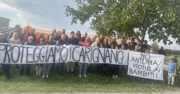 Gli abitanti di Carignano: «Via da qui quell'antenna»