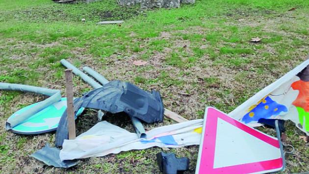 Salta a tutto gas con l'auto nella rotatoria Abbatte segnali e cartelli. Poi scappa