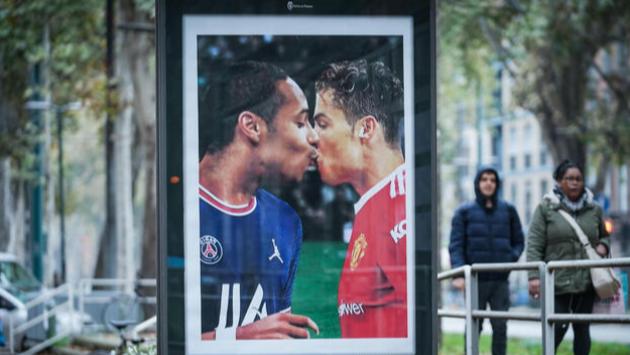 Bacio Mbappe' e CR7, manifesti contro "omofobia calcio"