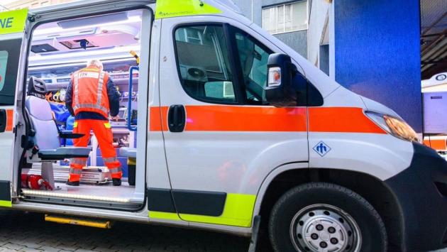 Si ferma a prestare soccorso, muore investito sulla  A14