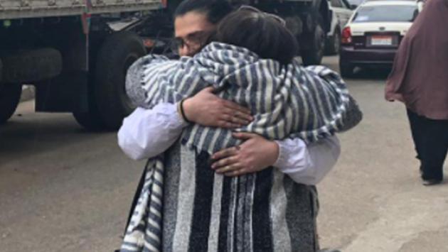 Zaki esce di prigione e abbraccia la madre