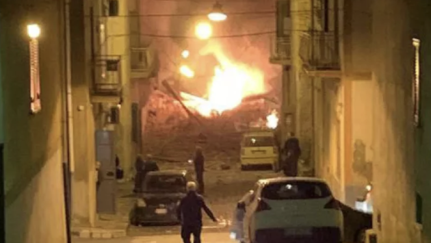 Più palazzine crollano per una fuga di gas: 12 persone disperse sotto lo macerie nell'Agrigentino