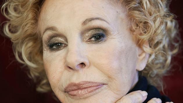 Ornella Vanoni, 88 anni, si è rotta il femore " I marciapiedi sono disastrati". Tour rinviato