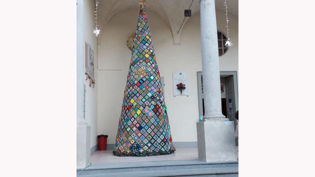 L'albero di Natale? Fatto da tanti quadretti di lana  che saranno venduti per aiutare chi soffre