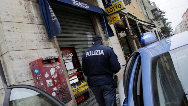 In tre sfondano la vetrina di una tabaccheria di via Garibaldi e scappano: preso un 21enne con la refurtiva