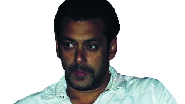 La star di Bollywood Salman Khan morsa tre volte da un serpente