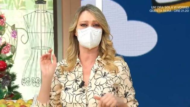 Anna Falchi conduce "I fatti vostri" in mascherina 