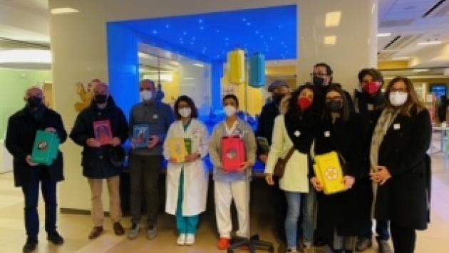 Supereroi dei fumetti sui flaconi delle terapie. Donazione a Giocamico in memoria di Samuele Colacino