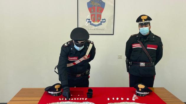 31enne “pizzicato” mentre rifornisce di droga il pusher