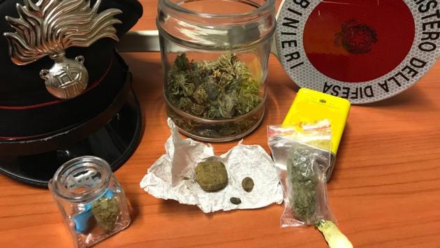 23enne denunciato: addosso e in casa  aveva hascisc, marijuana e cocaina