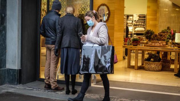 Covid: meno shopping e visite fugaci in luoghi frequentati