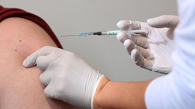 All'hub vaccinale al posto dell'amico no vax per una cena, arrestato