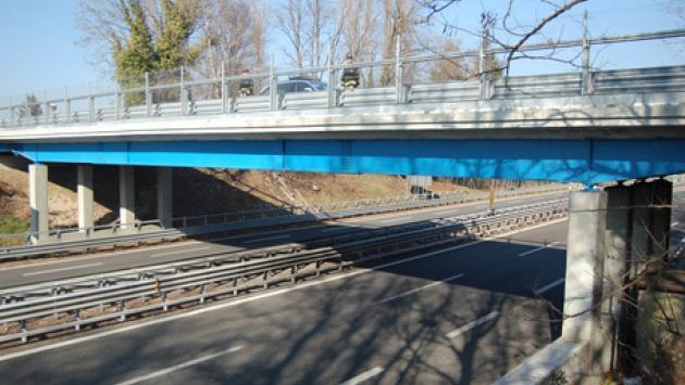 Lanciano masso di 15 kg da cavalcavia, due 16enni denunciati