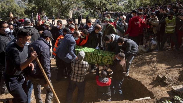 Il Marocco in lacrime si ferma per l'ultimo saluto a Rayan