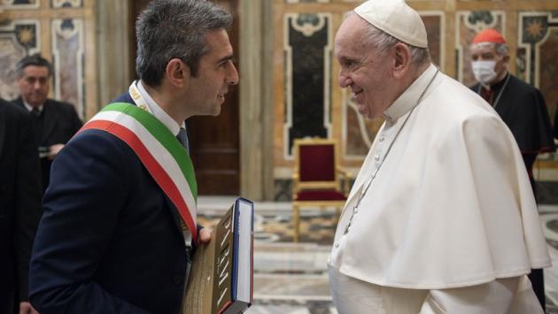 Pizzarotti inll'udienza con Papa Francesco 