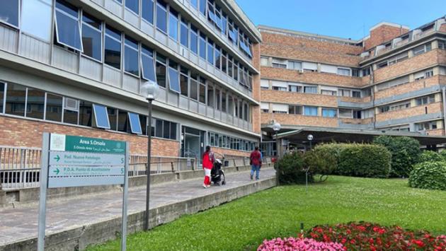Bimba travolta da un'onda a Lido di Classe: due indagati, fascicolo per omicidio colposo 