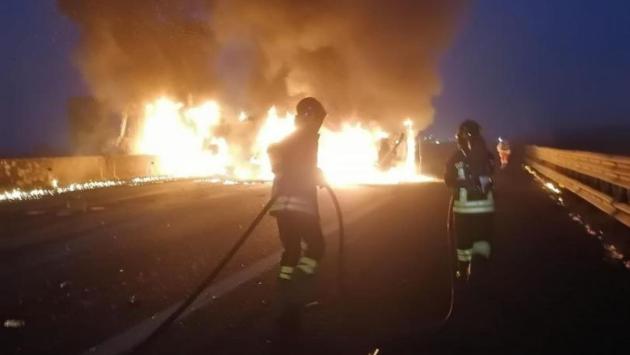 Cisterna in fiamme, chiusa autostrada A/1 a Lodi