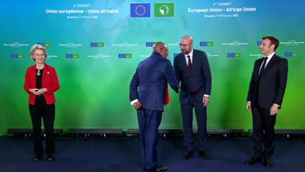 Nuovo sgarbo a Ursula Von Der Leyen: il ministro dell'Uganda, la salta e saluta solo Macron e Michel