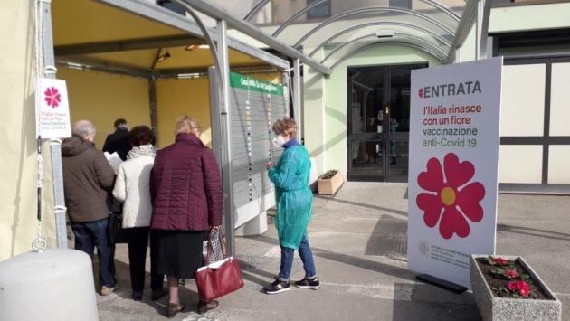 Un anno di vaccinazioni anti covid negli hub della provincia: sono quasi 300.000 le dosi somministrate