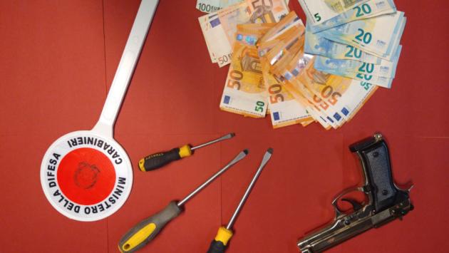 Salsomaggiore: in giro con una pistola finta e denaro contante, minacciano i Carabinieri. Denunciati
