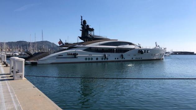 Caccia ai beni degli oligarchi russi: yacht congelati, sigilli alla villa in Versilia intestata al magnate Oleg Savchenko