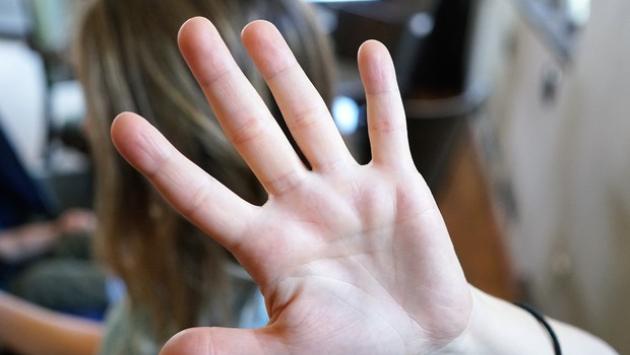 Fugge da uomo violento,nuovo compagno le rompe le vertebre