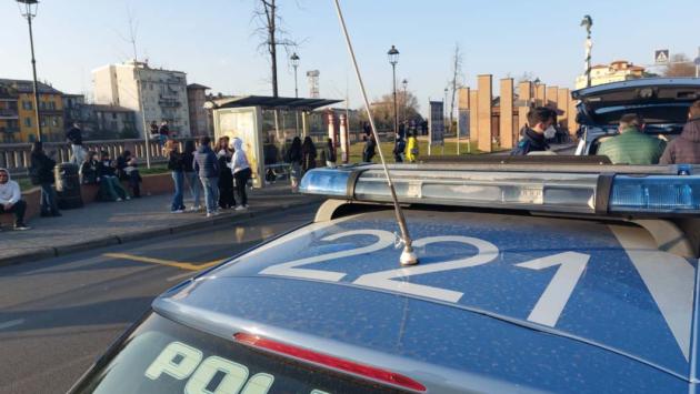 Controlli interforze: oltre 160 giovani controllati e 2 denunciati, uno per detenzione e porto di oggetti atti ad offendere ed uno per immigrazione clandestina. Emessi 3 ordini di allontanamento a fir