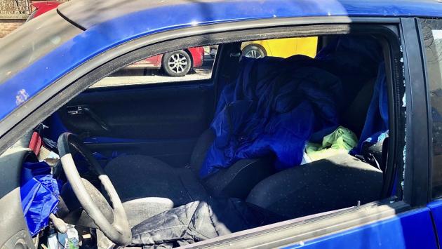 Un'auto usata come rifugio in via Kennedy