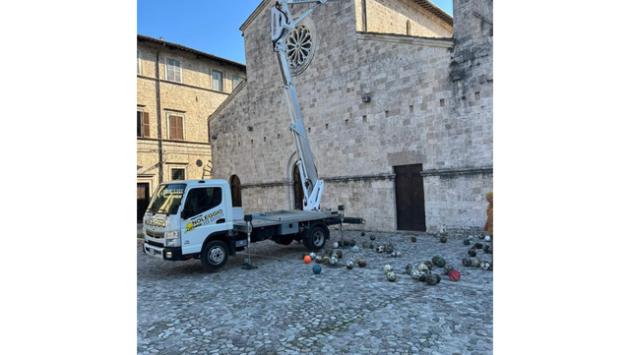 Decine palloni 'd'epoca' trovati su tetto chiesa durante lavori