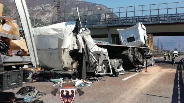 Incidente mortale in A22: coinvolti tre mezzi pesanti