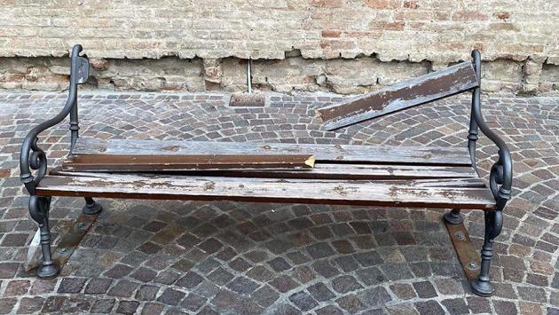Panchina danneggiata e rifiuti