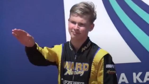 Kartista russo di 15 anni (sul podio con la bandiera italiana) fa il saluto nazista. Il team lo licenzia, L'Aci verso la revoca