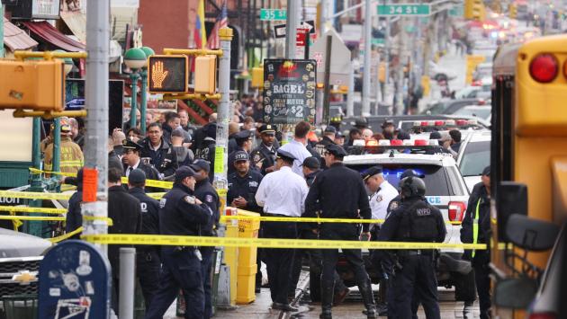 Spari nella  metro a New York,  trovati anche ordigni inesplosi 