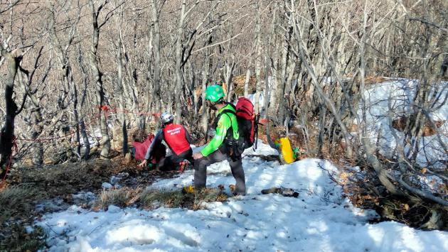 Scivola sul sentiero e cade lungo un versante a Lago Scuro: soccorso con l'elicottero del 118