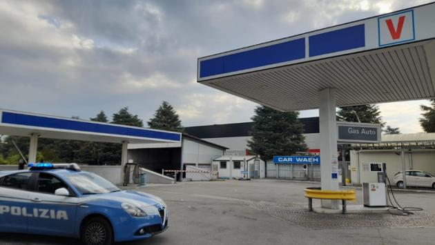 Cerca di rubare soldi da un autolavaggio automatico. Arresto dalla Polizia di Stato 45enne italiano