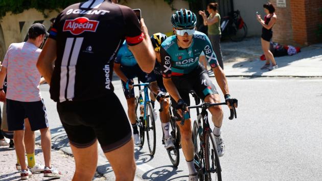Covi vittoria in solitaria. Hindley strappa la rosa a Carapaz e ipoteca il Giro